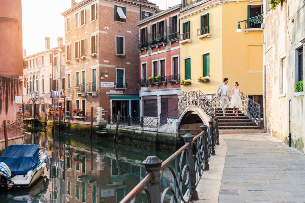 Italy, Venice, bridal couple walking on little bridge | SUPERPOBYT World