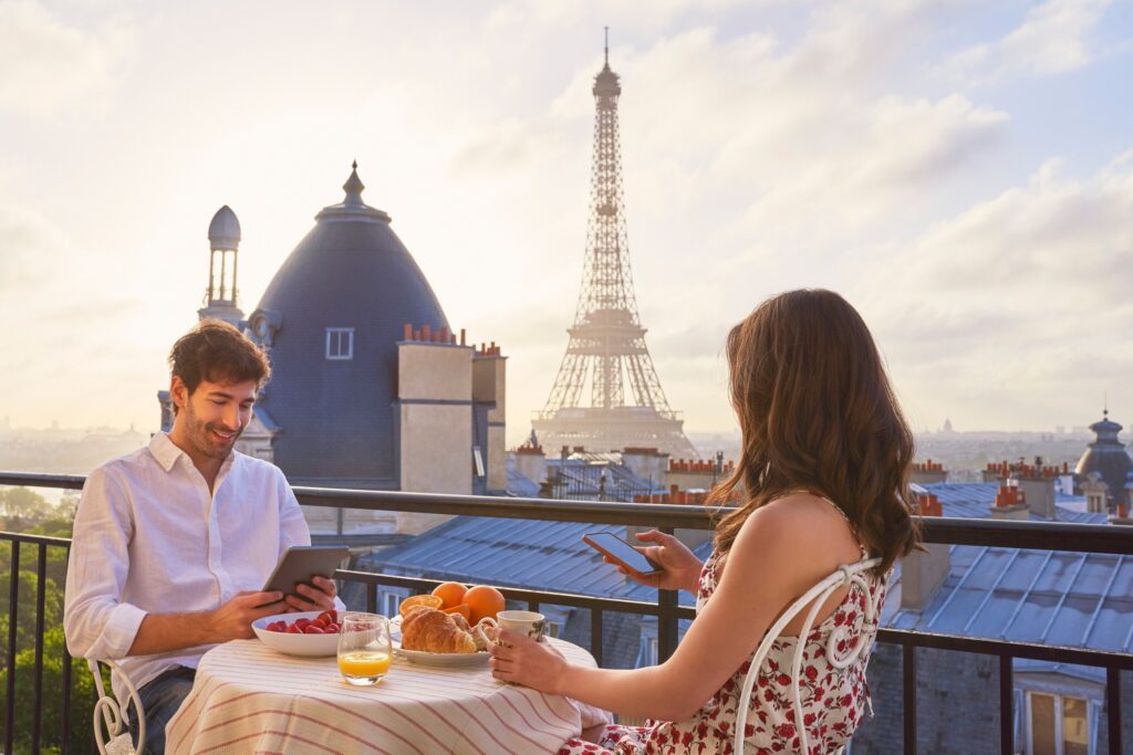 Nothing says honeymoon like a trip to Paris | SUPERPOBYT World